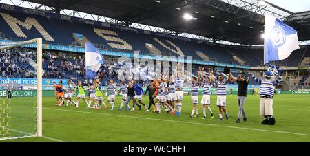 Duisburg, Allemagne. 31 juillet, 2019. firo : Football, 31.07.2019 3. Liga, la saison 2019/2020 MSV Duisburg - Preussen MÃ nster l'équipe célèbre en face de l'Duisburg Nordkurve. Utilisation dans le monde entier | Credit : dpa/Alamy Live News Banque D'Images