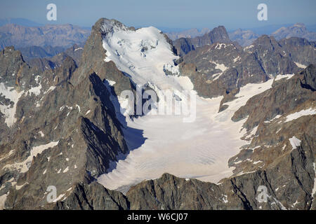 VUE AÉRIENNE. Face nord-est de la barre des Écrins (altitude : 4102m), sommet le plus élevé de la région Provence-Alpes-Côte d'Azur. Pelvoux, France. Banque D'Images