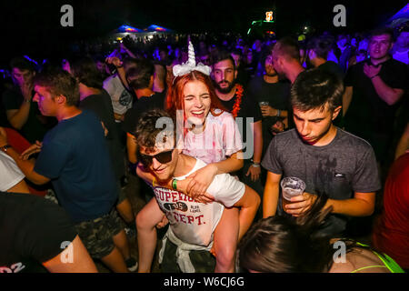 Brezje, Croatie - 19 juillet, 2019 : public pendant la forêt, forêt ultime festival de musique électronique situé à Brezje, Croatie. Banque D'Images