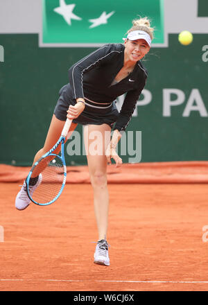 La joueuse de tennis américaine Amanda Anisimova service de jeu, tourné pendant le tournoi de tennis Open de France 2019, Paris, France Banque D'Images