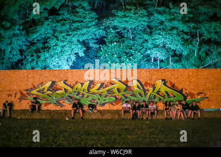 Brezje, Croatie - 19 juillet, 2019 : mur en bois de graffiti et de repos à côté de l'auditoire au cours de la forêt, forêt ultime de la musique électronique Banque D'Images