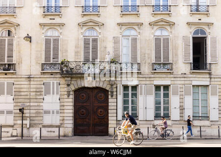 Scène de rue - Paris à vélo sur les gens dans la rue Vaugirard Luxembourg district (6ème arrondissement) à Paris, France, Europe. Banque D'Images