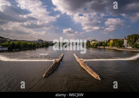Vue aérienne sur la rivière rivière Vltava, le château de Hradčany au loin Banque D'Images