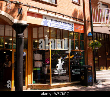 Oxford, Royaume-Uni - 29 juin 2019 : La façade de Thirsty Meeples cafe et jeu de boutique sur Gloucester Green Banque D'Images