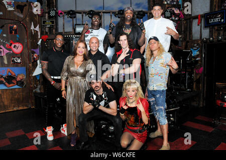 New York City, United States. 06Th Aug 2019. La Major League Baseball Players CC Sabathia (rangée du haut centre et Carlos Beltran (rangée du milieu, troisième à partir de la gauche) pose avec l'acteur à la "Rock of Ages" - "Curtain Call" nuit Yankees de New York. CC Sabathia a fait ses débuts sur scène en une seule nuit seule camée. Credit : SOPA/Alamy Images Limited Live News Banque D'Images