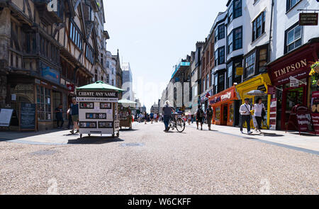 Oxford, Royaume-Uni - 29 juin 2019 : Shopperss errer entre les boutiques et étals sur Cornmarket Street Banque D'Images