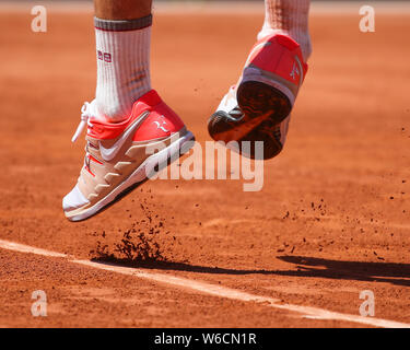 Pieds de joueur de tennis suisse Roger Federer au cours de saut masculin match dans le tournoi de tennis Open de France 2019 Banque D'Images