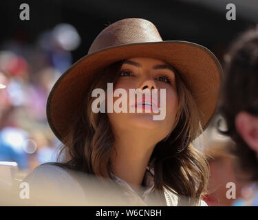 Close up of female spectator portant un chapeau de soleil regarder Open de France 2019 tournoi, Paris, France Banque D'Images