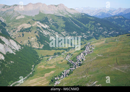 VUE AÉRIENNE. Saint-Véran, à une altitude de 2042 mètres asl, est la plus haute ville de France. Hautes-Alpes, Provence-Alpes-Côte d'Azur. Banque D'Images