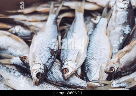 Du poisson frais dans le magasin sur l'arrière-plan. Banque D'Images
