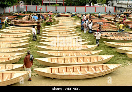 Manikganj, au Bangladesh. 31 juillet, 2019. Bateaux en bois faits à la main sont exposés à la vente sur un marché dans le centre du district de Manikganj Bangladesh le 31 juillet 2019. Transport de l'eau est encore un moyen important de communication au Bangladesh où des bateaux traditionnels et des petits bateaux sont encore utilisés pour fournir le transport bon marché et pratique. (Str/afp) Crédit : Xinhua/Alamy Live News Banque D'Images