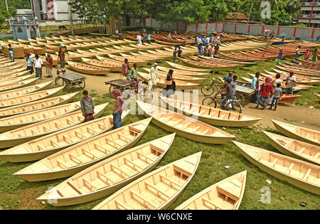Manikganj, au Bangladesh. 31 juillet, 2019. Bateaux en bois faits à la main sont exposés à la vente sur un marché dans le centre du district de Manikganj Bangladesh le 31 juillet 2019. Transport de l'eau est encore un moyen important de communication au Bangladesh où des bateaux traditionnels et des petits bateaux sont encore utilisés pour fournir le transport bon marché et pratique. (Str/afp) Crédit : Xinhua/Alamy Live News Banque D'Images