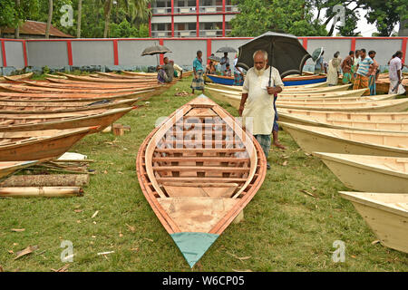 Manikganj, au Bangladesh. 31 juillet, 2019. Un bateau vendeur attend pour les clients dans un marché dans le centre du district de Manikganj Bangladesh le 31 juillet 2019. Transport de l'eau est encore un moyen important de communication au Bangladesh où des bateaux traditionnels et des petits bateaux sont encore utilisés pour fournir le transport bon marché et pratique. (Str/afp) Crédit : Xinhua/Alamy Live News Banque D'Images