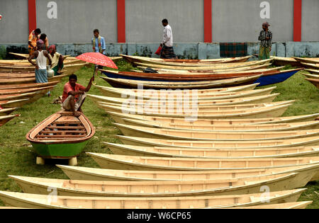 Manikganj, au Bangladesh. 31 juillet, 2019. Bateaux en bois faits à la main sont exposés à la vente sur un marché dans le centre du district de Manikganj Bangladesh le 31 juillet 2019. Transport de l'eau est encore un moyen important de communication au Bangladesh où des bateaux traditionnels et des petits bateaux sont encore utilisés pour fournir le transport bon marché et pratique. (Str/afp) Crédit : Xinhua/Alamy Live News Banque D'Images