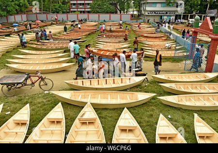 Manikganj, au Bangladesh. 31 juillet, 2019. Bateaux en bois faits à la main sont exposés à la vente sur un marché dans le centre du district de Manikganj Bangladesh le 31 juillet 2019. Transport de l'eau est encore un moyen important de communication au Bangladesh où des bateaux traditionnels et des petits bateaux sont encore utilisés pour fournir le transport bon marché et pratique. (Str/afp) Crédit : Xinhua/Alamy Live News Banque D'Images