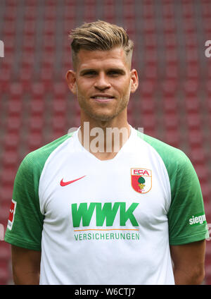 31 juillet 2019, la Bavière, Augsbourg : Football Bundesliga : séance photo pour FC Augsburg pour la saison 2019-2020 dans la WWK-Arena. Dvd Florian Niederlechner. Photo : Karl-Josef Opim/dpa Banque D'Images