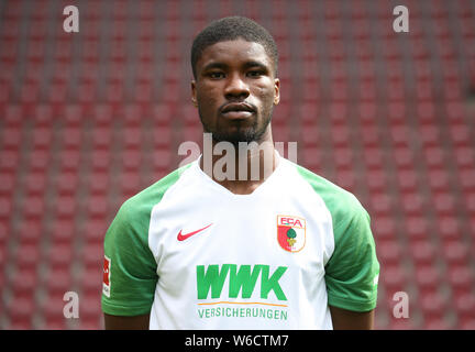 31 juillet 2019, la Bavière, Augsbourg : Football Bundesliga : séance photo pour FC Augsburg pour la saison 2019-2020 dans la WWK-Arena. Dvd Kevin Danso. Photo : Karl-Josef Opim/dpa Banque D'Images