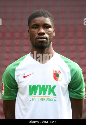 31 juillet 2019, la Bavière, Augsbourg : Football Bundesliga : séance photo pour FC Augsburg pour la saison 2019-2020 dans la WWK-Arena. Dvd Kevin Danso. Photo : Karl-Josef Opim/dpa Banque D'Images