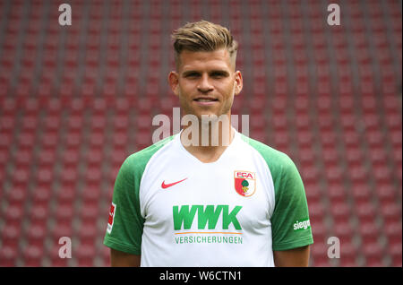 31 juillet 2019, la Bavière, Augsbourg : Football Bundesliga : séance photo pour FC Augsburg pour la saison 2019-2020 dans la WWK-Arena. Dvd Florian Niederlechner. Photo : Karl-Josef Opim/dpa Banque D'Images