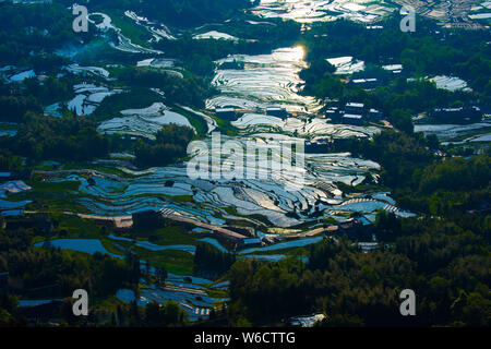 Paysage de champs en terrasses après la rotation des cultures dans la région de Xuyong county, Luzhou city, dans le sud-ouest de la province chinoise du Sichuan, 3 avril 2018. Banque D'Images