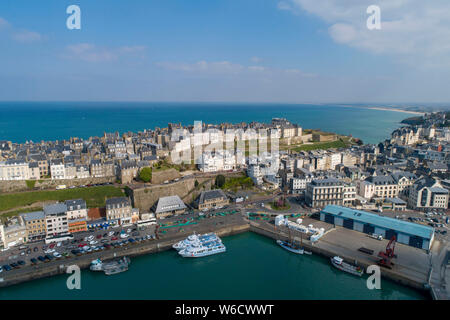 Granville (Normandie, nord-ouest de la France) : Vue aérienne du front de mer, avec la Pointe du Roc et Cap Lihou pointe. Banque D'Images