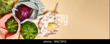 Des sacs en coton tissu à l'épicerie avec des légumes. Fond beige. Zéro déchets Banque D'Images