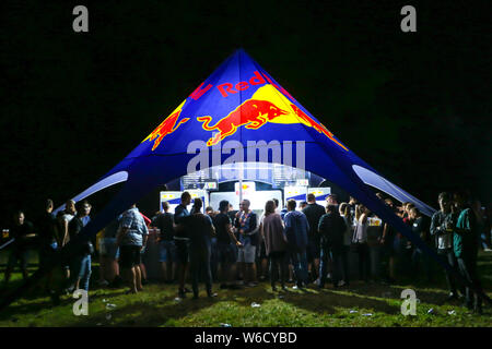 Brezje, Croatie - 19 juillet, 2019 : les gens sur le red bull tentes et le bar sur la forêt, forêt ultime festival de musique électronique situé dans Br Banque D'Images