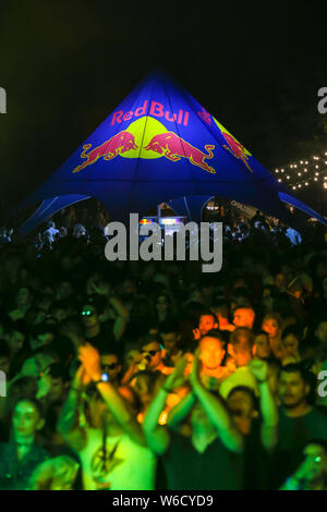 Brezje, Croatie - 19 juillet, 2019 : les gens sur le red bull tentes et le bar sur la forêt, forêt ultime festival de musique électronique situé dans Br Banque D'Images