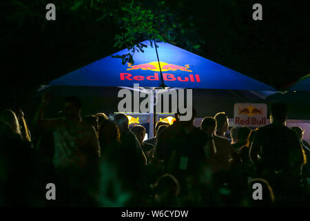 Brezje, Croatie - 19 juillet, 2019 : les gens sur le red bull tentes et le bar sur la forêt, forêt ultime festival de musique électronique situé dans Br Banque D'Images