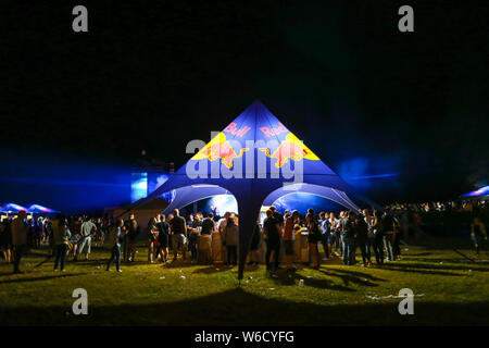 Brezje, Croatie - 19 juillet, 2019 : les gens sur le red bull tentes et le bar sur la forêt, forêt ultime festival de musique électronique situé dans Br Banque D'Images