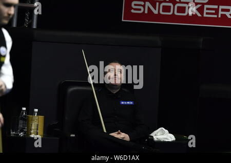 John Higgins, de l'Ecosse réagit comme il regarde Martin O'Donnell d'Angleterre jouer a tourné dans leur premier match au cours de la World Snooker 2018 Chin Banque D'Images