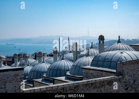 Vue sur la mer de Marmara et le détroit du Bosphore du jardin de la mosquée Suleymaniye d à Istanbul, Turquie Banque D'Images