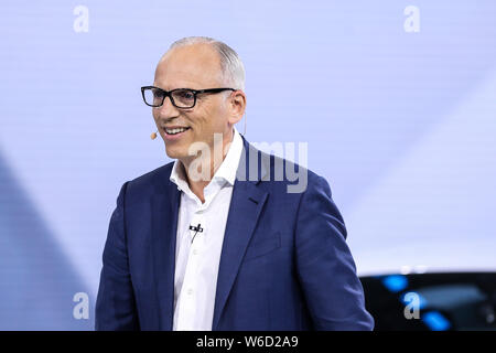Membre du Comité de direction de BMW AG, parle à côté de la toute nouvelle BMW M2 compétition sur le stand de BMW lors de la 15ème International de Beijing Banque D'Images