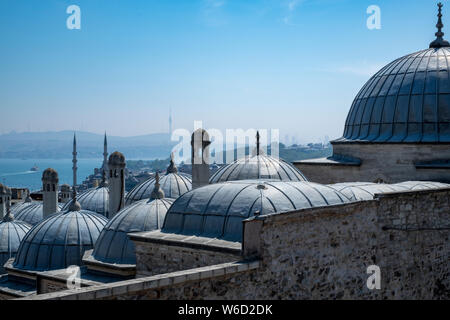 Vue sur la mer de Marmara et le détroit du Bosphore du jardin de la mosquée Suleymaniye d à Istanbul, Turquie Banque D'Images