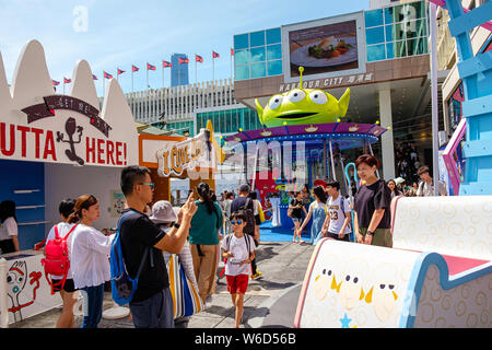 Hong Kong, Chine. 26 juillet, 2019. Petit homme vert/Squeeze Toy Aliens vu pendant le Carnaval.Toy Story 4 est célébré avec un carnaval sur le thème des différents jeux et défis par Hong Kong Harbour City et Disney à Hong Kong, Chine. Crédit : Daniel Fung/SOPA Images/ZUMA/Alamy Fil Live News Banque D'Images