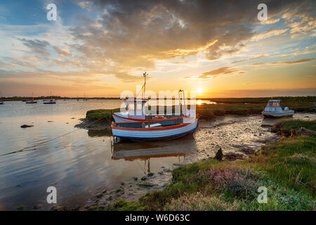 Magnifique coucher de soleil sur les bateaux de pêche sur la rivière Alde à Aldeburgh sur la côte du Suffolk Banque D'Images