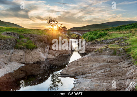 Coucher du soleil à Pont Ar Elan Elan dans la vallée dans la région de Mid Wales Banque D'Images