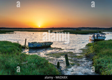 Lever de soleil sur l'été des bateaux anciens sur les rives de la baie de trous dans le port de Poole, dans le Dorset Banque D'Images