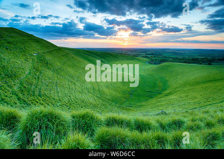 Plus de coucher de soleil spectaculaire à la mangeoire à Uffington Oxforshire, sur le chemin de randonnée longue distance Ridgeway et fait partie de la Berkshire Downs Banque D'Images