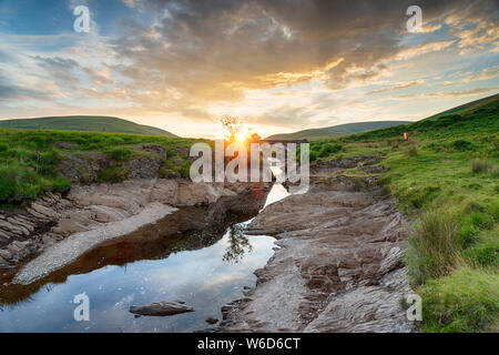 Coucher de soleil sur le pont à pont Ar Elan Elan dans la vallée dans la région de Mid Wales Banque D'Images