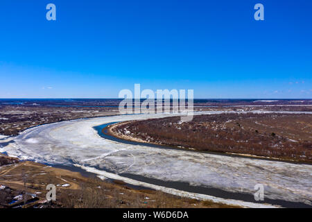 Drone volant sur la glace flottant sur la rivière Oka, Russie Banque D'Images