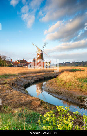 Le moulin au joli village de Claj à côté de la mer sur la côte de Norfolk Banque D'Images