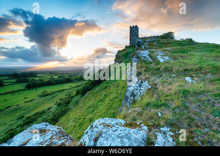 Coucher de soleil sur Brentor sur le bord du Parc National de Dartmoor dans le Devon Banque D'Images