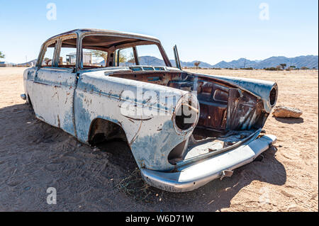 Les épaves de voitures historiques de la route dans la ville de solitaire dans la région de Namibie Khomas. Banque D'Images