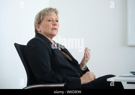 Stuttgart, Allemagne. Le 25 juillet, 2019. Susanne Eisenmann (CDU), Ministre de la culture, de la jeunesse et du Sport du Bade-Wurtemberg, prend part à une conversation avec l'agence de presse allemande (dpa). Credit : Marijan Murat/dpa/Alamy Live News Banque D'Images