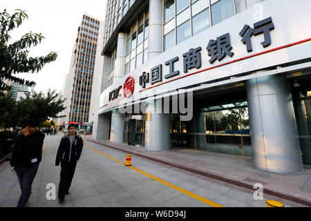 --FILE--piétons passent devant une succursale de l'ICBC (Industrial and Commercial Bank of China) à Pékin, Chine, 28 septembre 2016. Le directeur général de l'insura Banque D'Images
