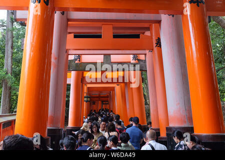 Des foules de touristes se rendant sur Fushimi Inari Shrine in Kyoto, au Japon. Banque D'Images