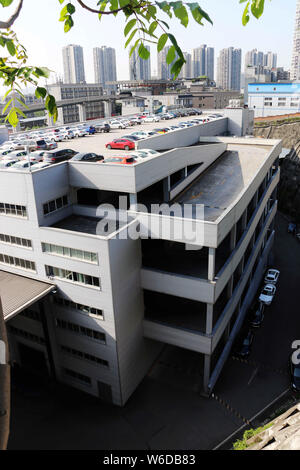 Les véhicules sont alignés sur 8 étages d'un parking sur le toit à Chongqing, Chine, le 2 avril 2018. Designers faire plein usage de la topographie de la montagne e Banque D'Images