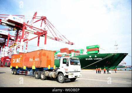 Un camion transporte des conteneurs à être expédiés à l'étranger, sur un quai du port de Qingdao en Qingdao city, province de Shandong en Chine orientale, le 13 avril 2018. Banque D'Images