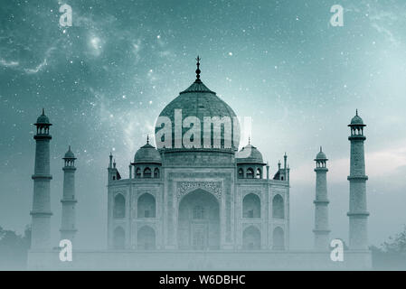 Taj Mahal Inde, ciel de nuit avec des étoiles et Brouillard sur Taj Mahal à Agra Banque D'Images